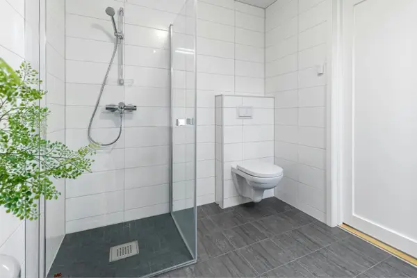 Vas WC suspendat sau pe pardoseală: ce alegi pentru o baie modernă